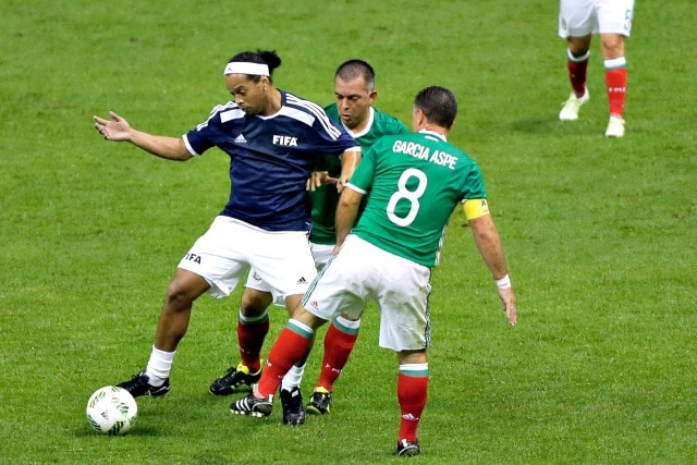 Ronaldinho in azione durante un match amichevole giocato all’Azteca Stadium in Messico