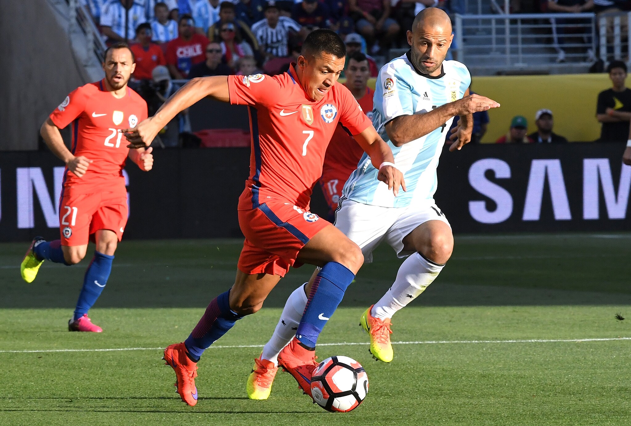 Alexis Sanchez affronta Javier Mascherano. Foto by Thearon W. Henderson/Getty Images.