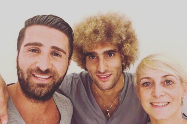 Marouane Fellaini accanto ai suoi acconciatori
