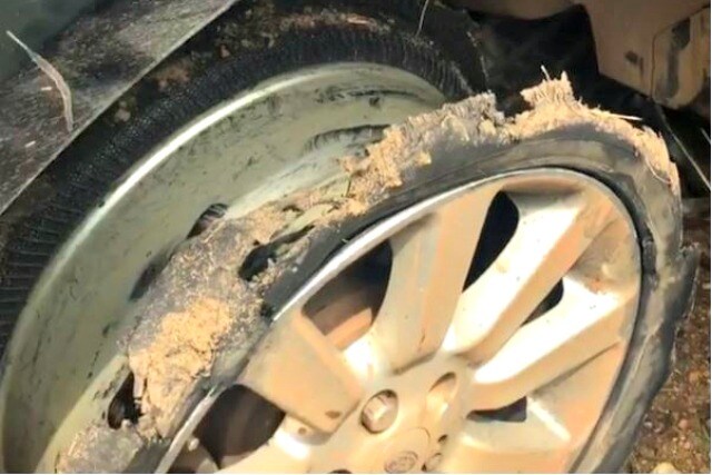 La ruota squarciata dell’auto di Onazi