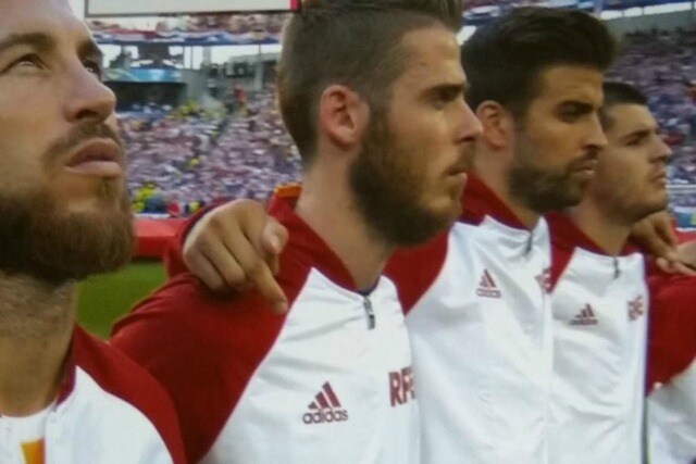 Gerard Piquè mostra il dito medio