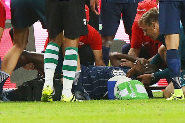 L’infortunio di Guilavogui (foto Twitter @VfLWolfsburg_EN)