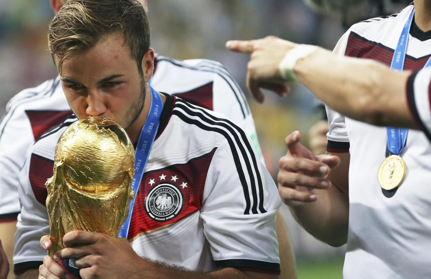 Mario Goetze bacia la Coppa del Mondo conquistata in Brasile nel 2014