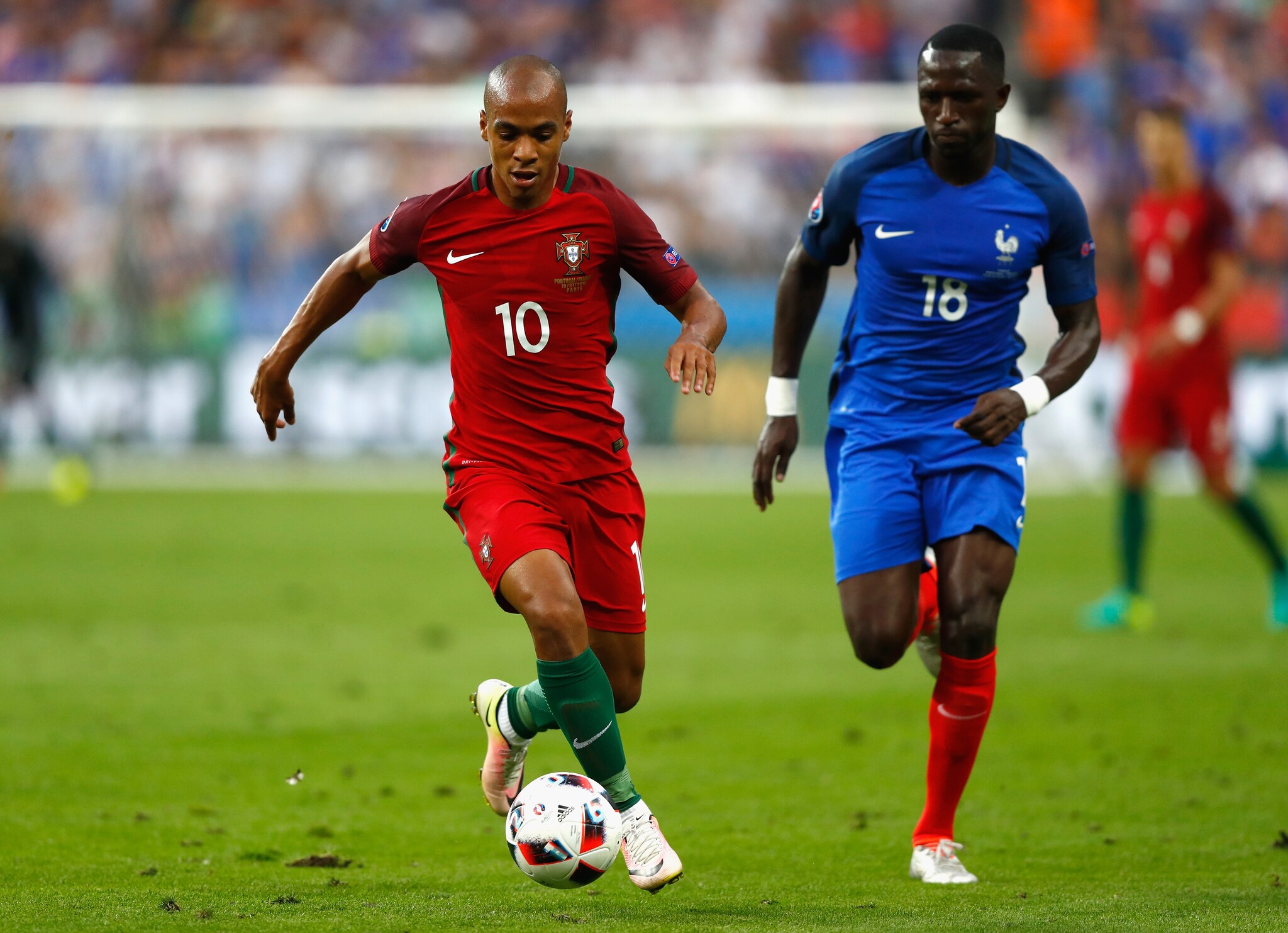 Joao Mario in azione con Moussa Sissoko durante la finale degli Europei 2016.