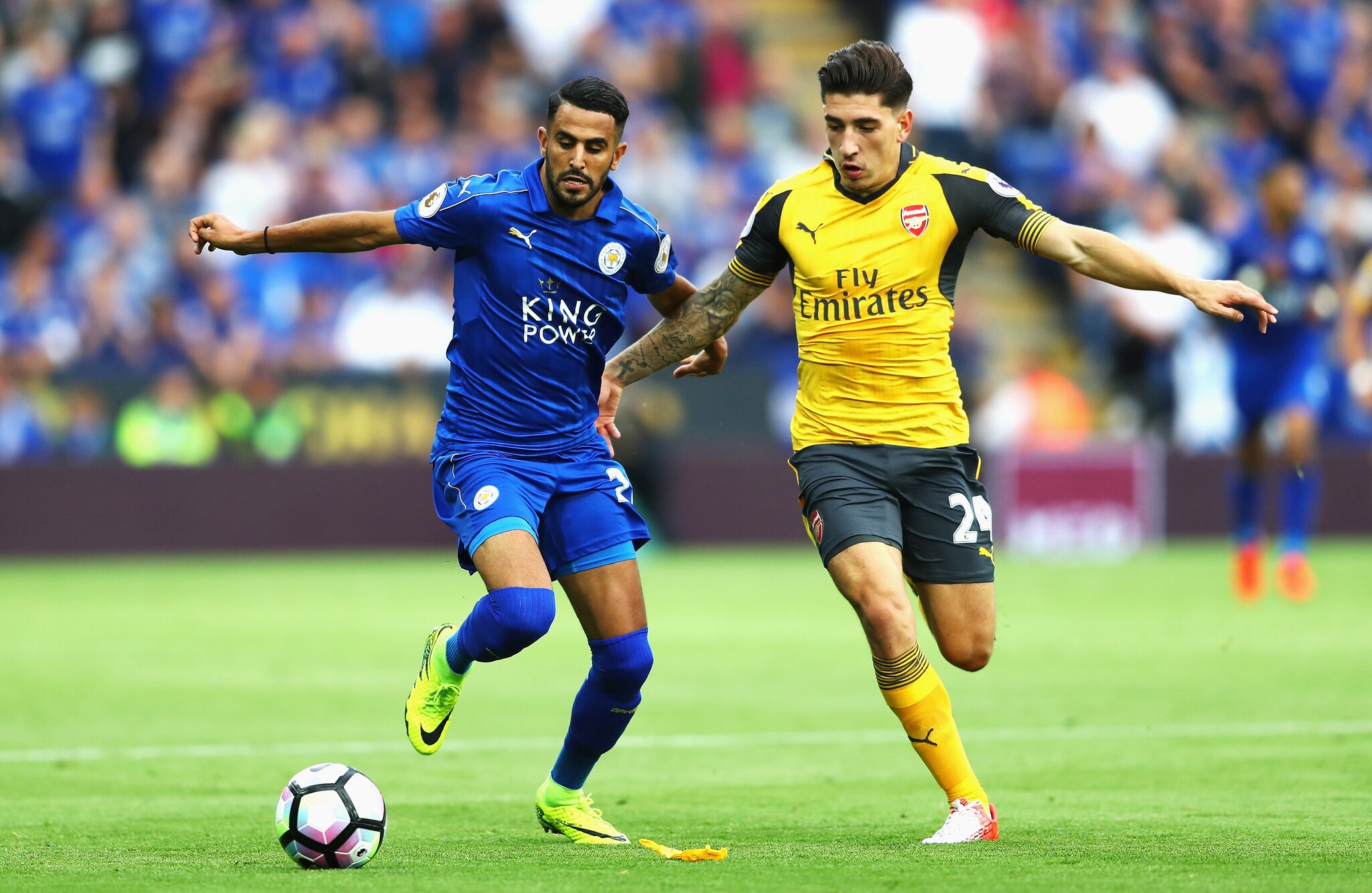Riyad Mahrez affronta Hector Bellerin nella gara tra Leicester City e Arsenal. (Foto Michael Steele/Getty Images)