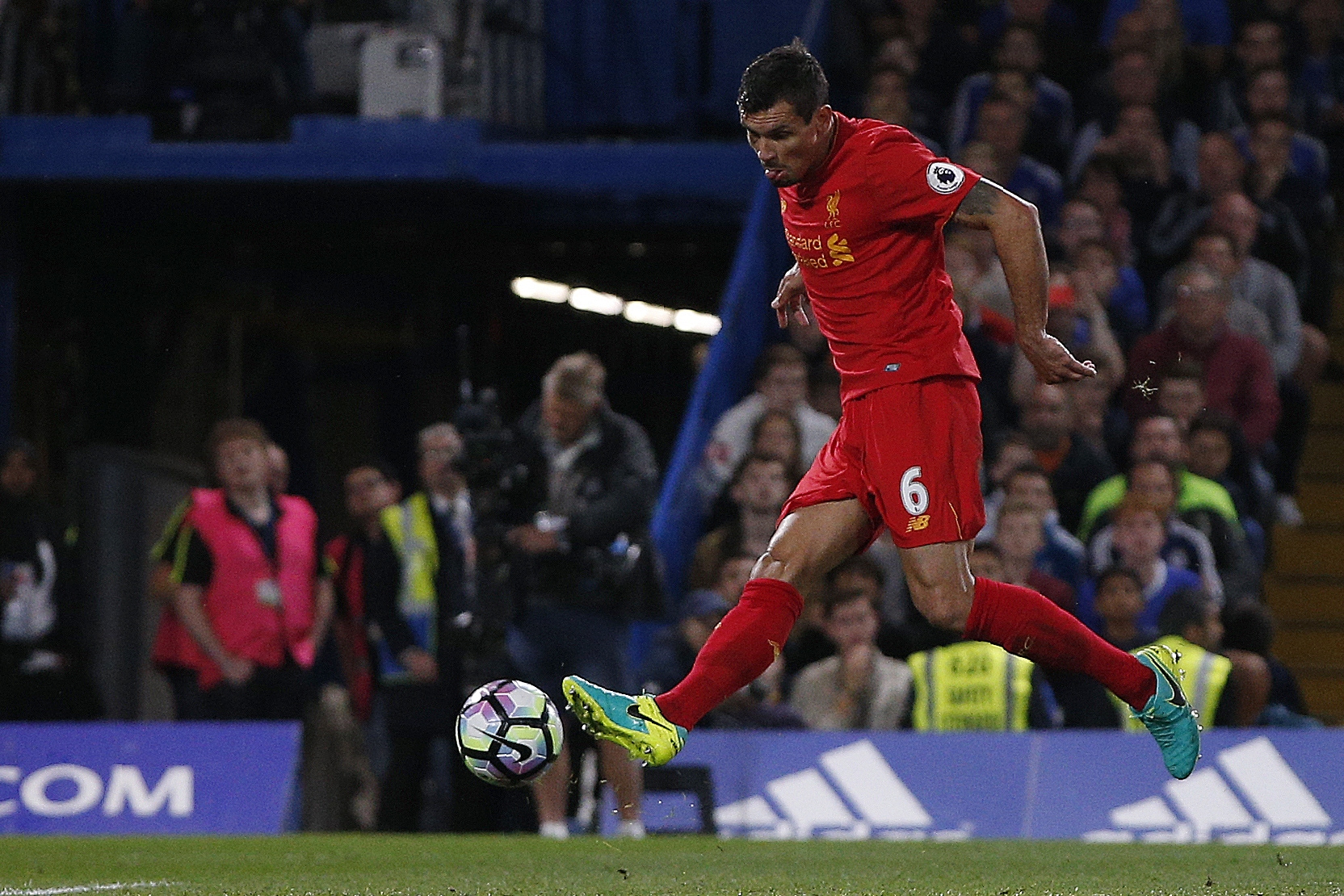 Dejan Lovren batte il portiere del Chelsea e porta avanti il Liverpool a Stamford Bridge.