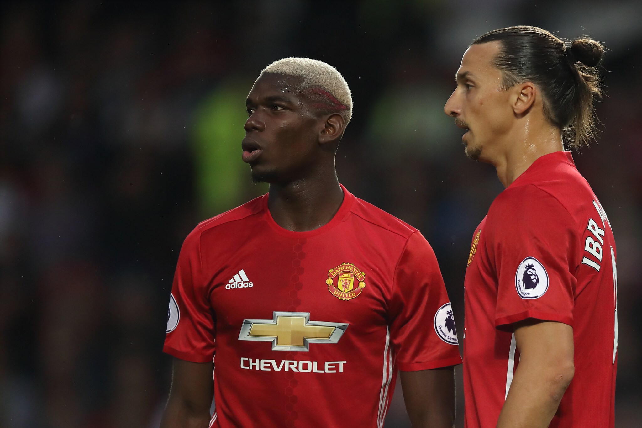 Paul Pogba e Zlatan Ibrahimovic con la maglia del Manchester United.