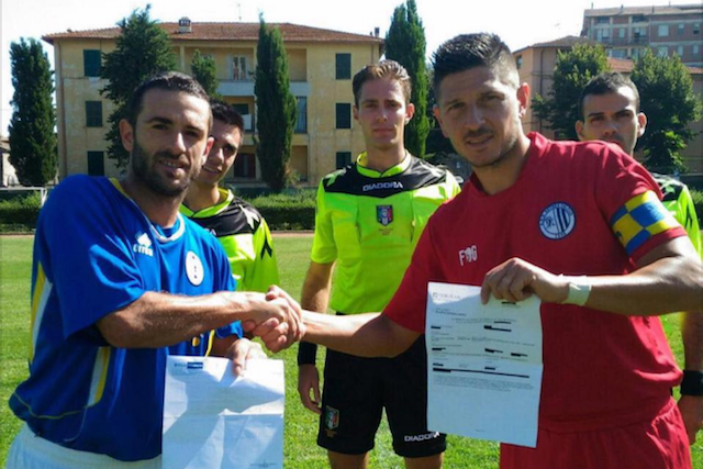 Lo scambio dei bonifici tra capitani in Vigor Acquapendente–Astrea Calcio (foto postata da un utente sulla pagina Facebook ufficiale della LND)
