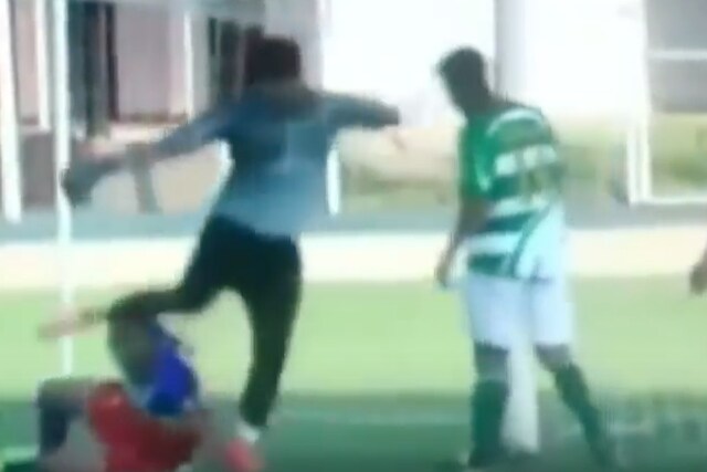 Il folle calcio in pieno volto all’avversario di Felipe Abarca