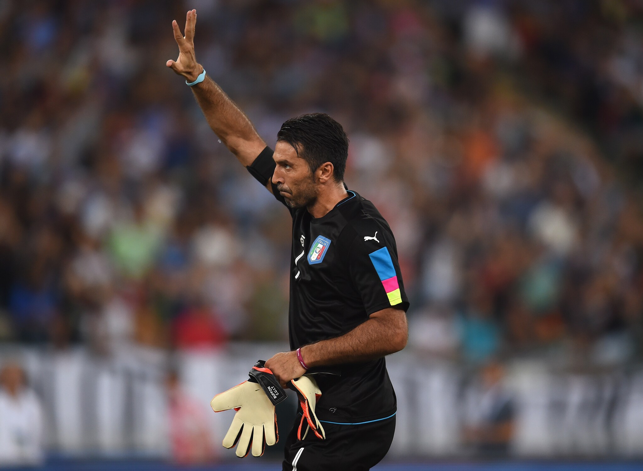 Gianluigi Buffon saluta il pubblico dello Stadio San Nicola prima di Italia–Francia.