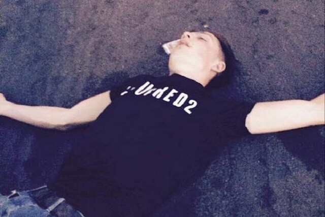 Grealish a terra dopo aver inalato gas esilarante (fonte TheSun)