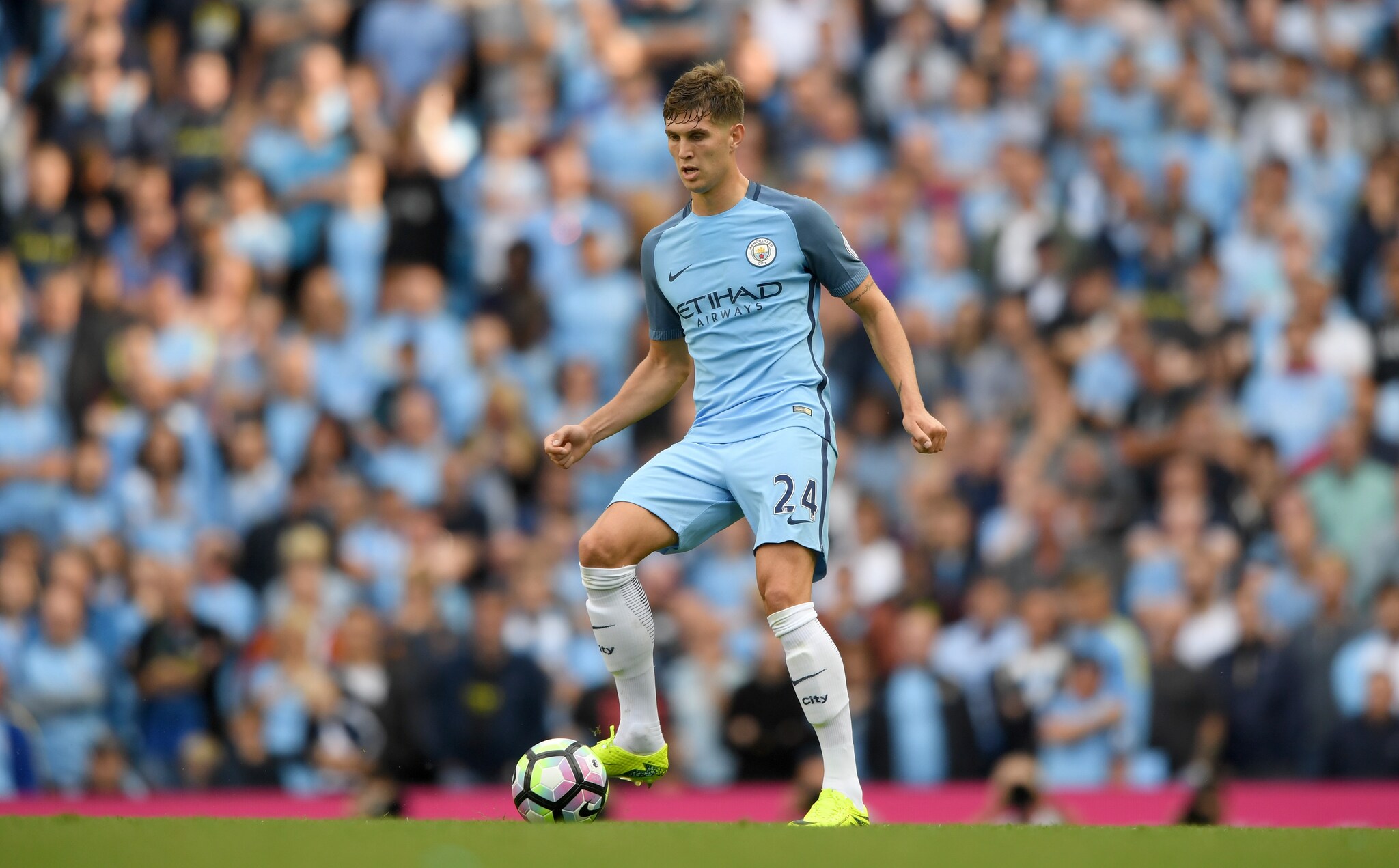 John Stones in azione contro il Sunderland all’Etihad Stadium.