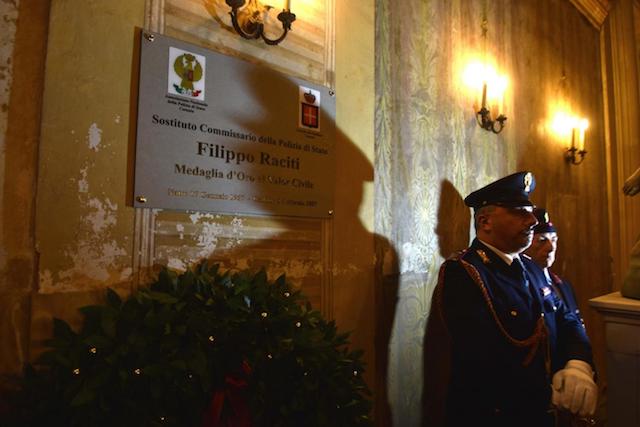 Un’immagine della cerimonia in memoria dell’ex ispettore di Polizia Filippo Raciti a Catania