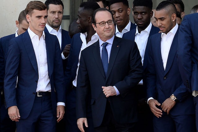 Hollande con i calciatori della Nazionale francese dopo Euro 2016