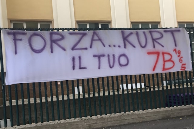 Lo striscione per Hamrin esposto dai tifosi viola al Franchi