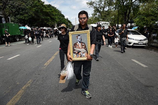 Il cordoglio del popolo thailandese per la scomparsa dello storico sovrano