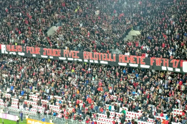 Lo striscione sfotto’ dei tifosi del Nizza al presidente del Lione, Aulas