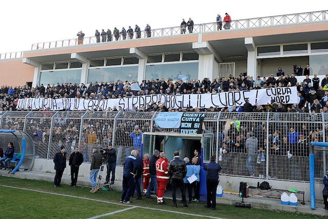 Lo striscione esposto dai tifosi della Lazio a Formello in vista del derby