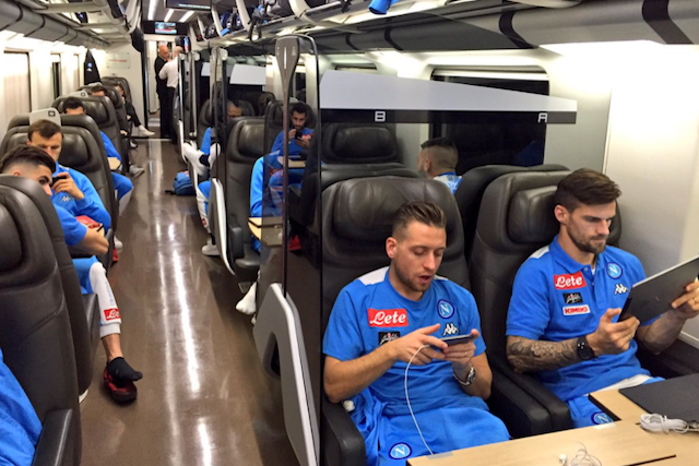 I giocatori del Napoli in treno per la trasferta contro la Fiorentina (foto Twitter @sscnapoli)