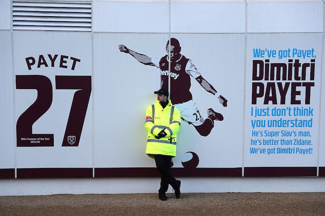 Uno steward controlla la gigantografia dedicata a Payet all’esterno dello stadio