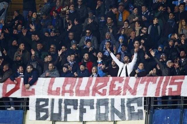 Lo striscione di contestazione a De Laurentiis dei tifosi del Napoli