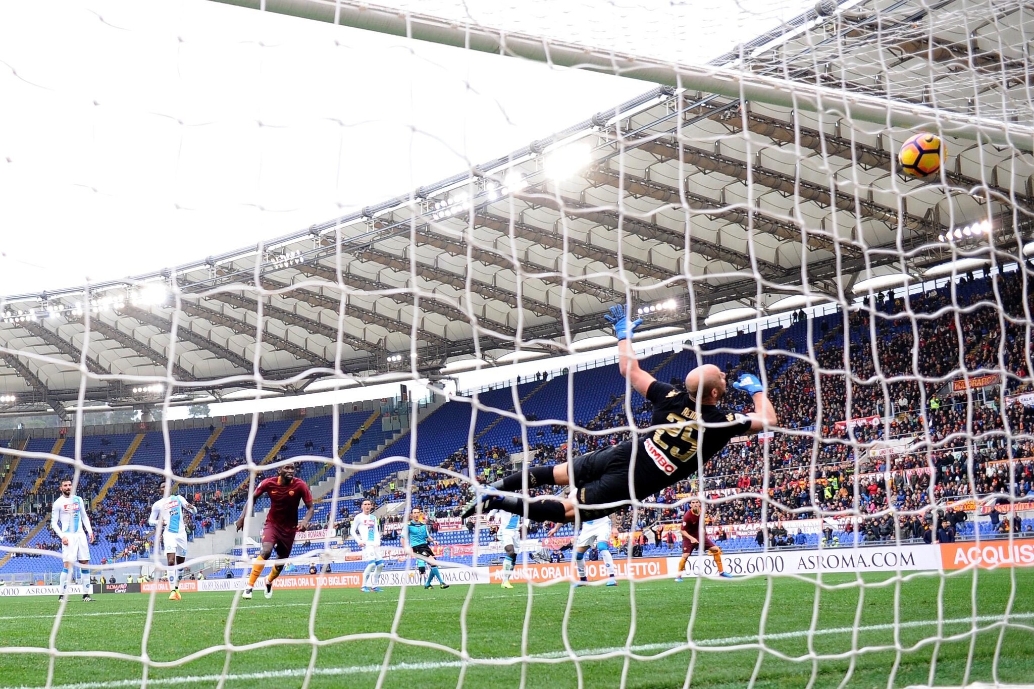 La prodezza di Pepe Reina nel finale del match contro la Roma