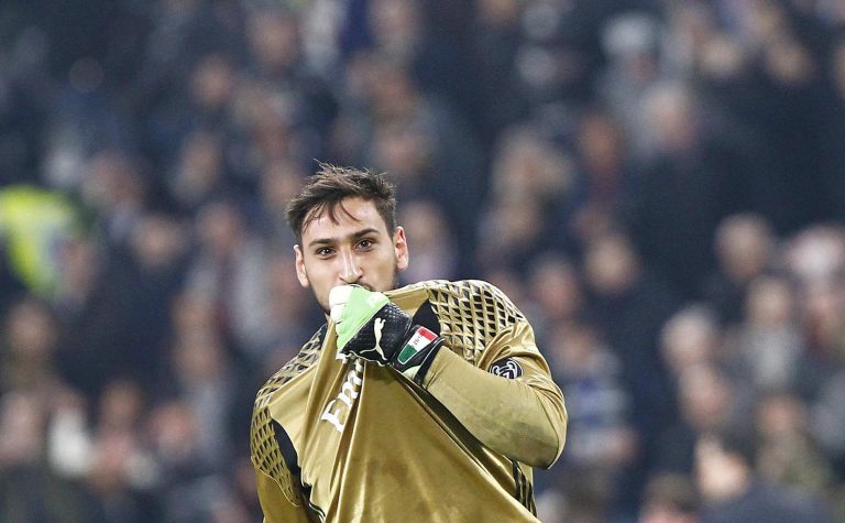 Donnarumma in lacrime bacia lo stemma del Milan e grida: Sempre favori alla  Juve!