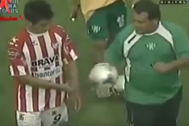 Dybala consegna il pallone della tripleta ad un dirigente avversario