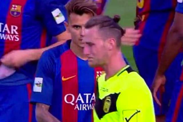 I giocatori della Eldense consolati a fine gara da quelli del Barcellona B