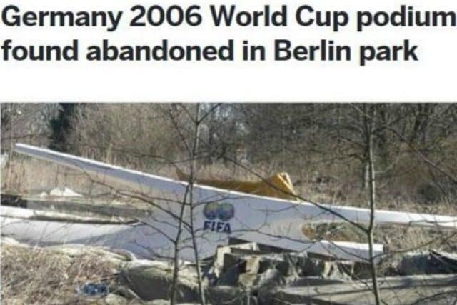 La foto del servizio di espnfc.com sul podio Mondiale abbandonato in un parco