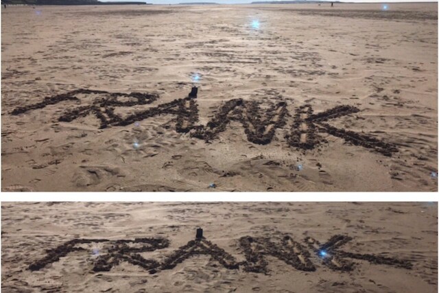 Le strane sfere blu immortalate da Dion Dublin sulla spiaggia dopo lo spargimento delle ceneri del suo cane (foto Twitter DionDublinsDube)