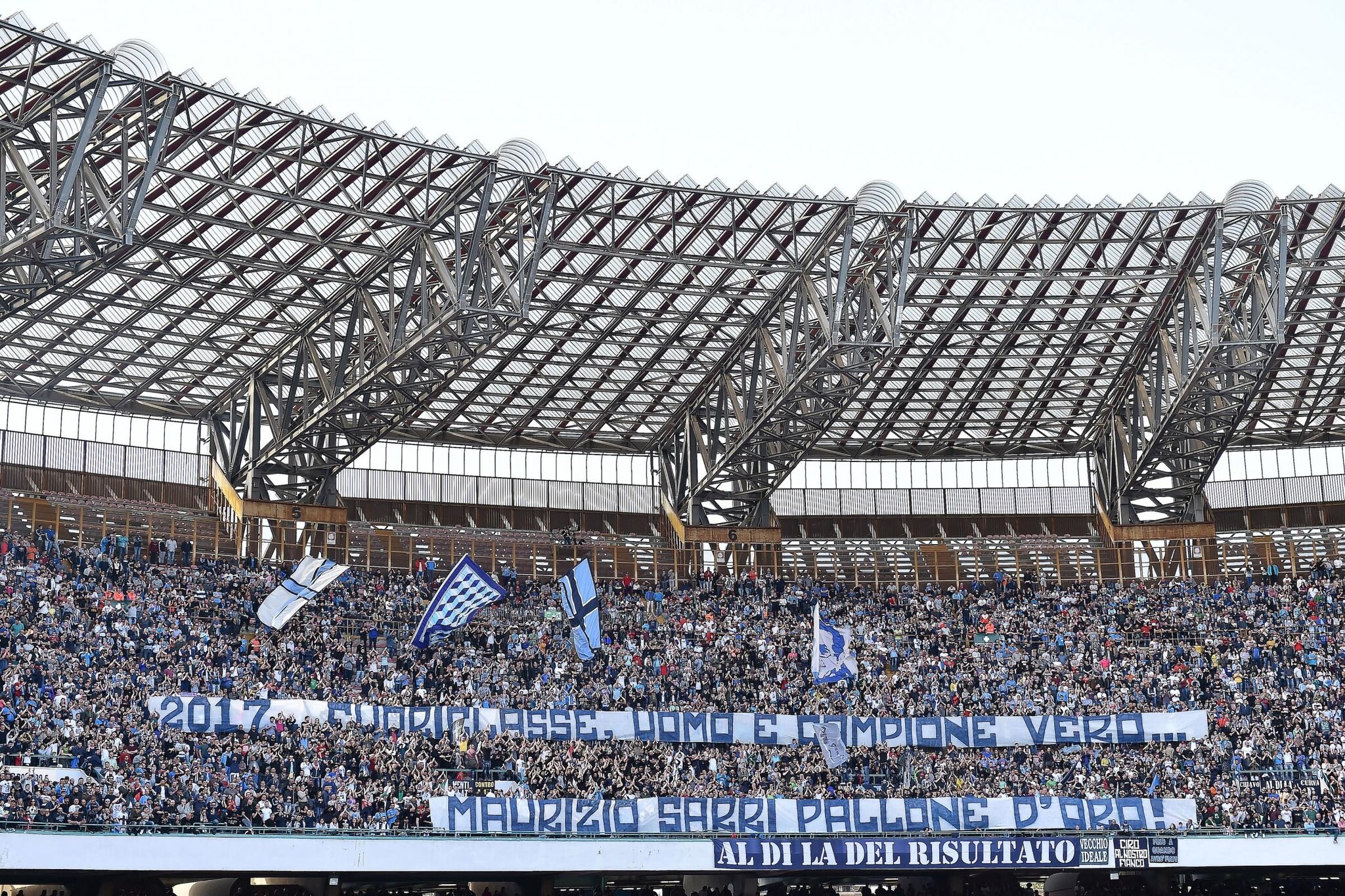 Gli striscioni dei tifosi del Napoli per Sarri