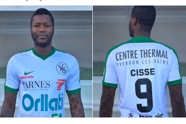 Cissé in posa con la nuova maglia dell’Yverdon Sport (foto Twitter @yverdonsport)
