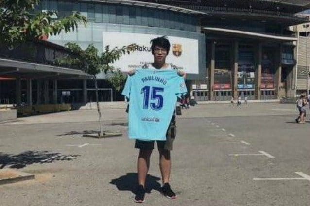 Il tifoso mostra l’unica maglia di Paulinho venduta finora (fonte Twitter)