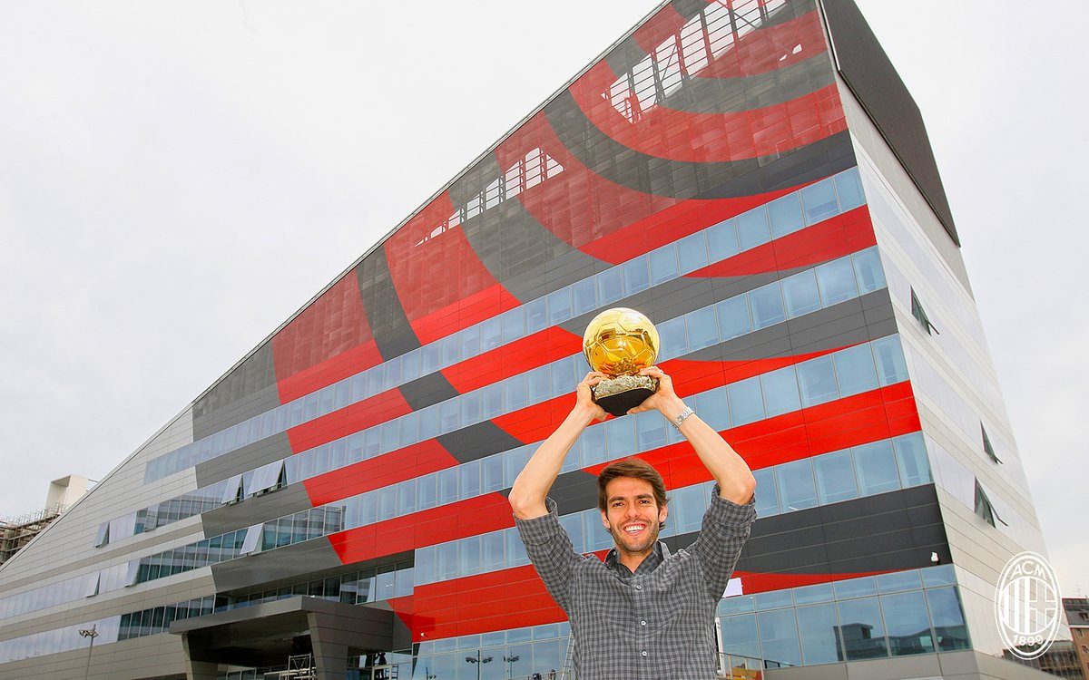 Kakà solleva il Pallone d’Oro e posa per una foto nei pressi di Casa Milan (fonte Ac Milan)