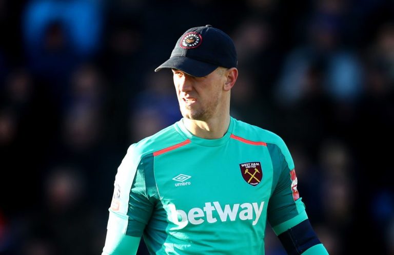 FA Cup, Hart chiede un cappello al pubblico per proteggersi dal sole
