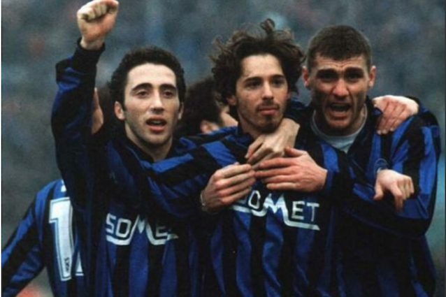 Pisani festeggiato da Morfeo e Vieri dopo un gol