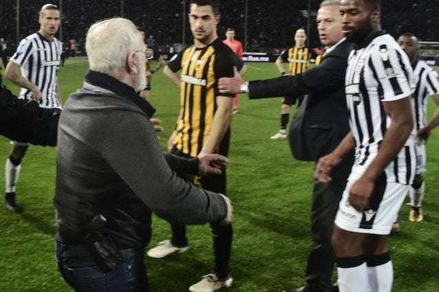 Il presidente del PAOK protesta in campo, con tanto e ostenta la pistola nella fondina