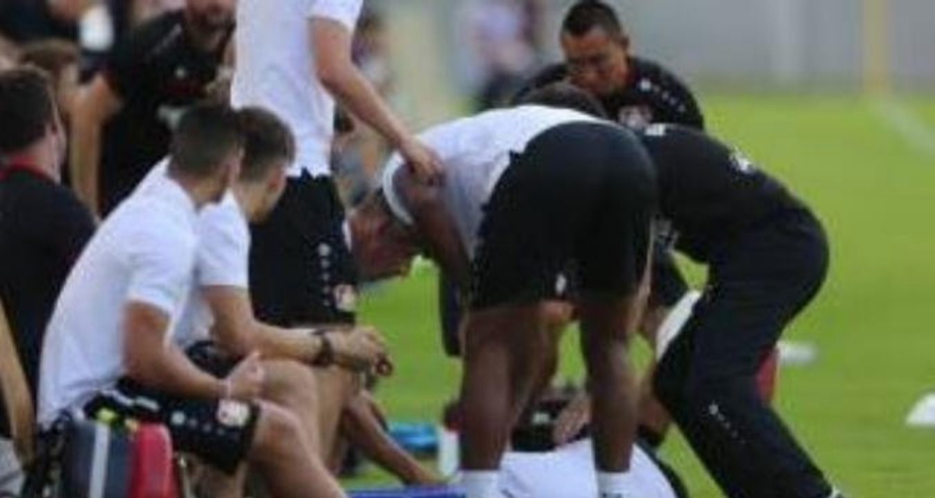 Il giocatore a terra soccorso dai medici del Bayer Leverkusen.