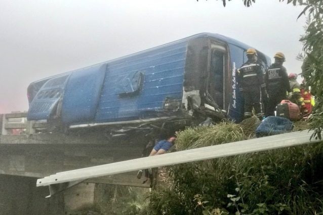 Il luogo dell’incidente mortale (nella foto di @WRadioec il bus dei tifosi)