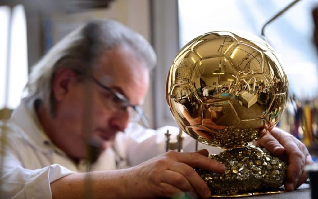 Quanto Pesa Il Pallone D Oro