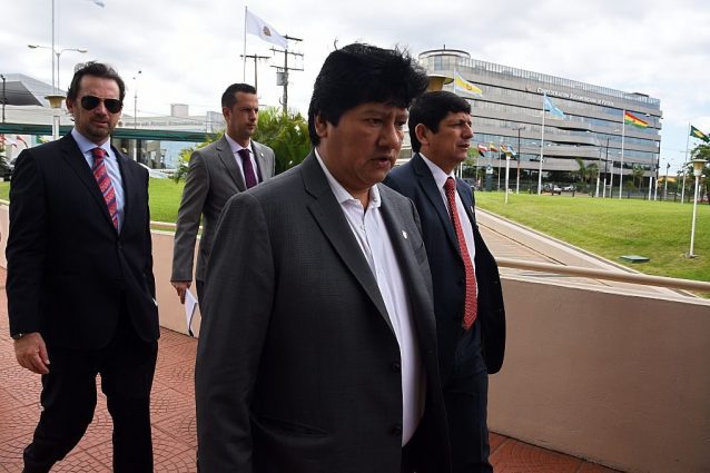 In primo piano Edwin Oviedo, e alla sua sinistra il successore Lozano