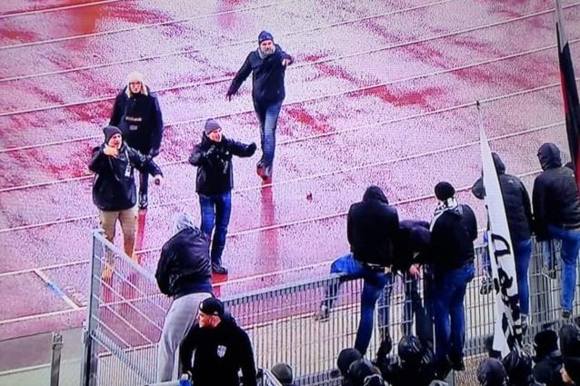 Le forze dell’ordine contro i tifosi dell’Eintracht che tentano l’invasione