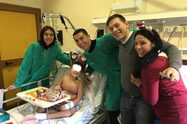Ronaldo, vigilia di Natale tra i bimbi dell'ospedale infantile Ronaldo, vigilia di Natale tra i bimbi dell'ospedale infantile