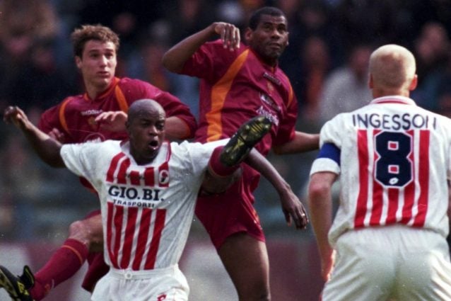 Lutto nel mondo del calcio: morto l’ex Bari Phil Masinga Lutto nel mondo del calcio: morto l’ex Bari Phil Masinga