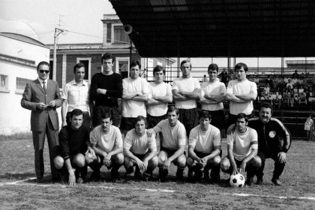 Angelo Cappellazzo (tra gli accosciati, il quarto da sinistra) in una foto risalente a quando vestiva la maglia del Legnano
