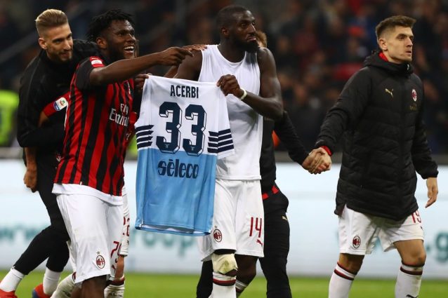 Il coro razzista della Curva laziale: “Questa banana è per Bakayoko”