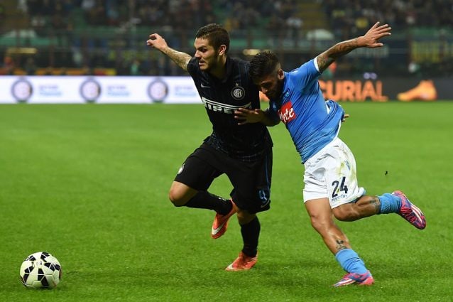 Icardi contrasta Insigne in un Inter–Napoli del 2014. I due calciatori al centro delle voci di mercato.