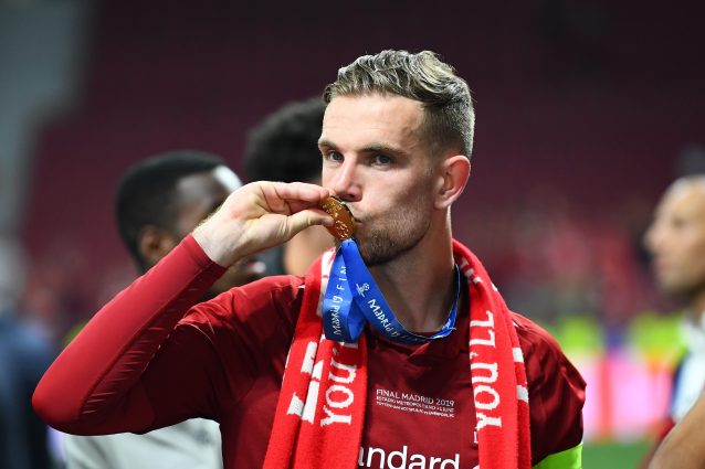 Jordan Henderson, lacrime e abbraccio con il papà dopo la vittoria in Champions