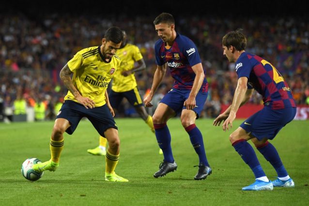 Juan Miranda (a destra) durante un’amichevole contro l’Arsenal
